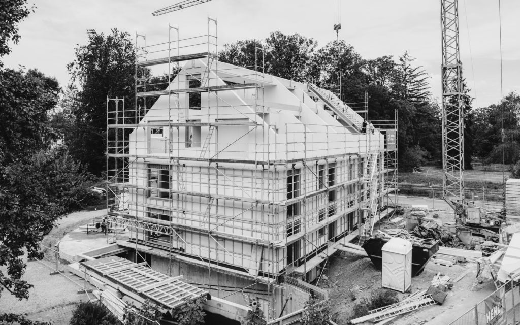 Neubau Holzhaus mit Gerüst